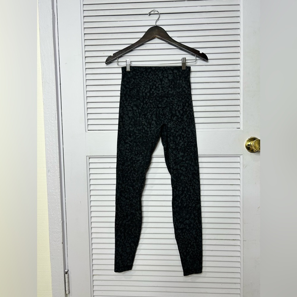 Lululemon leggings with inside  pocket on waistband size 6